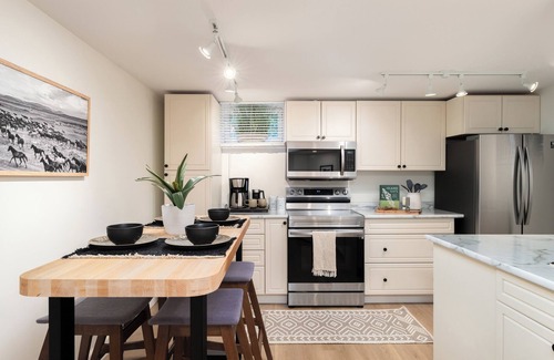 Saanich East House | Cozy Quiet 2 Bed Victoria Retreat with Gym
