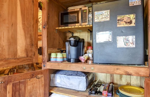 Prescott Cabin | Cozy, Quiet, Authentic Log Cabin w/Mtn View : 4 mi to Downtown