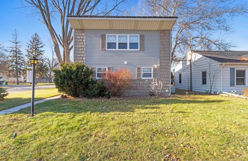 Green Bay House | Cozy, quiet, & convenient 2-bedroom house with WiFi & AC in vibrant Green Bay