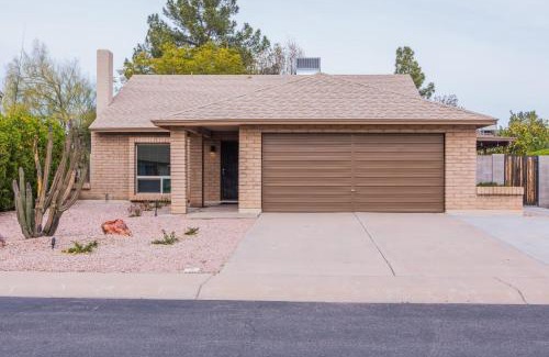 Chandler House | Cozy Quiet two story home pool outdoor entertaining bbq