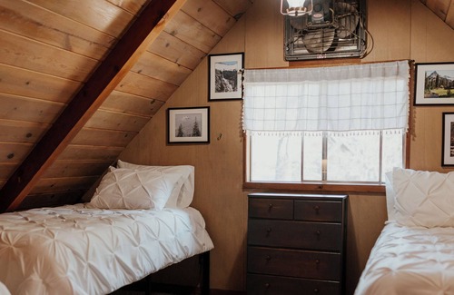 Coffee Creek Resort | Cozy Rainbow Cabin located on Coffee Creek in Trinity Alps