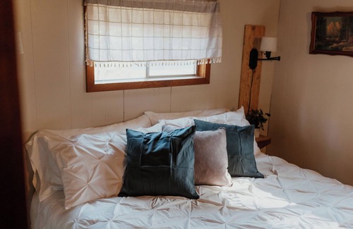 Coffee Creek Resort | Cozy Rainbow Cabin located on Coffee Creek in Trinity Alps