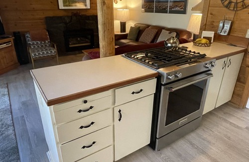 Sunriver Cabin | Cozy Ranch Cabin, 6 SHARC Passes- unlimited entry, Free WiFi, Air Conditioning