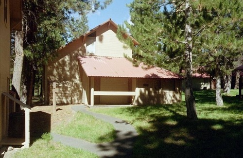 Sunriver Cabin | Cozy Ranch Cabin, 6 SHARC Passes- unlimited entry, Free WiFi, Air Conditioning