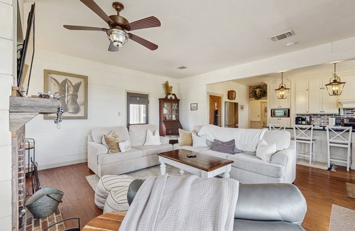 Fredericksburg House | Cozy ranch home w/full kitchen, living room, hot tub, pet-friendly & fireplace