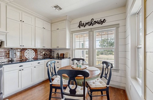 Fredericksburg House | Cozy ranch home w/full kitchen, living room, hot tub, pet-friendly & fireplace