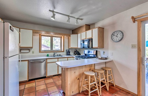 Red River Condo | Cozy Red River Alpine Condo w/Mountain Views