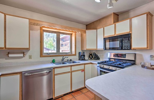 Red River Condo | Cozy Red River Alpine Condo w/Mountain Views
