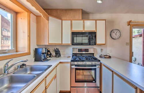 Red River Condo | Cozy Red River Alpine Condo w/Mountain Views
