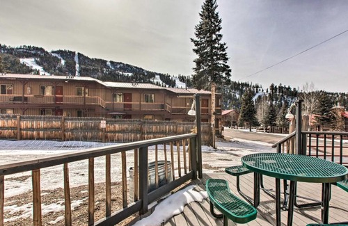 Red River Apartment | Cozy Red River Condo - Walk to Chair Lift!