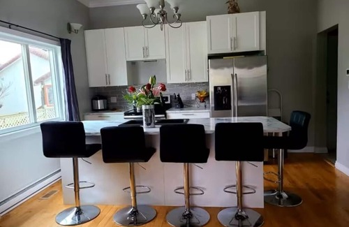 Regional District of Nanaimo House | Cozy, Relaxing Family-Sized House/near the ferry, parks, shopping & downtown!