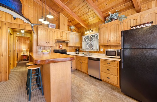 Big Bear Lake Cabin | Cozy & Relaxing Oriole Cottage at Big Bear Lake