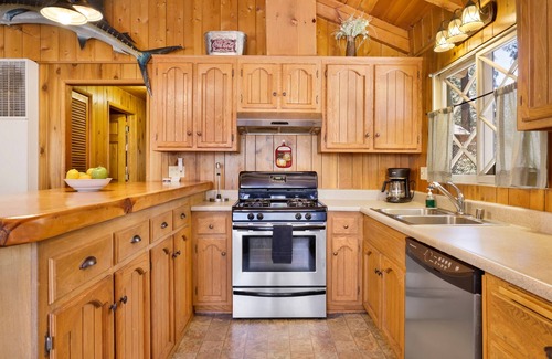 Big Bear Lake Cabin | Cozy & Relaxing Oriole Cottage at Big Bear Lake
