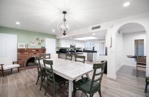 Foxfire House | Cozy Remodel, Diving Pool & Hot tub, Great Location Near Entertainment!