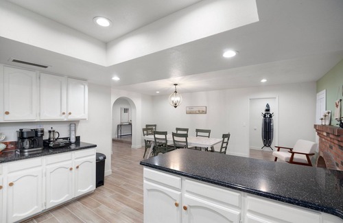 Foxfire House | Cozy Remodel, Diving Pool & Hot tub, Great Location Near Entertainment!