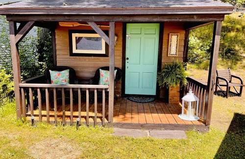 Fenwick Cottage | Cozy, remodeled 1940’s lake cottage on Long Lake in Ionia County