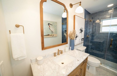 Jupiter House | Cozy Remodeled Cottage Pool home close to Beach
