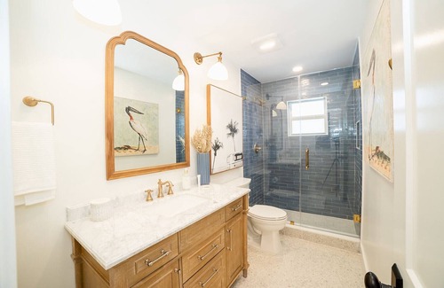 Jupiter House | Cozy Remodeled Cottage Pool home close to Beach