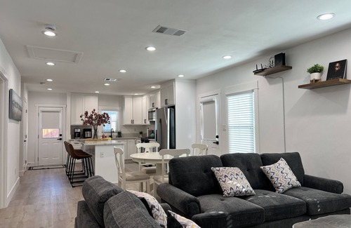 Fullerton House | Cozy Remodeled Home - 3 Beds 2.5 Bath - 10 Min to Disney