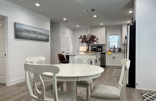 Fullerton House | Cozy Remodeled Home - 3 Beds 2.5 Bath - 10 Min to Disney