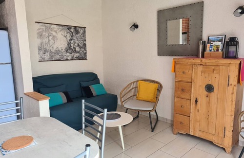Saint-Vincent-sur-Jard Cottage | Cozy Renovated House, 4 Guests, Near Beach & Shops, Large Shared Garden with Trampoline & Swing