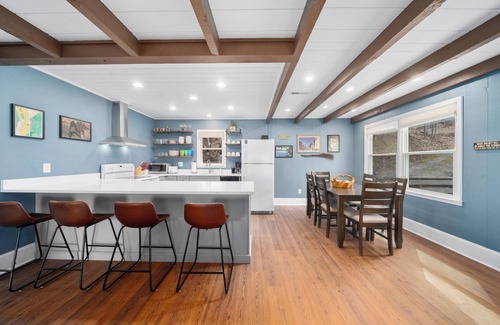 Waynesville House | Cozy Renovated Mountain Escape, 10 min to downtown Waynesville & Lake Junaluska,