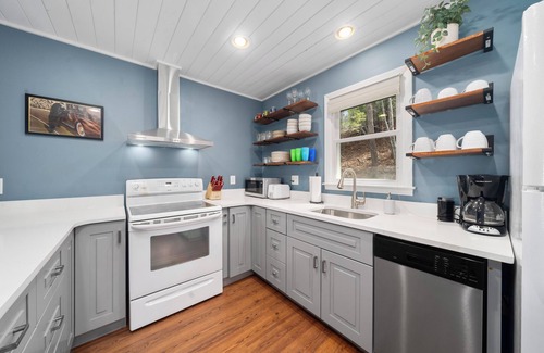 Waynesville House | Cozy Renovated Mountain Escape, 10 min to downtown Waynesville & Lake Junaluska,