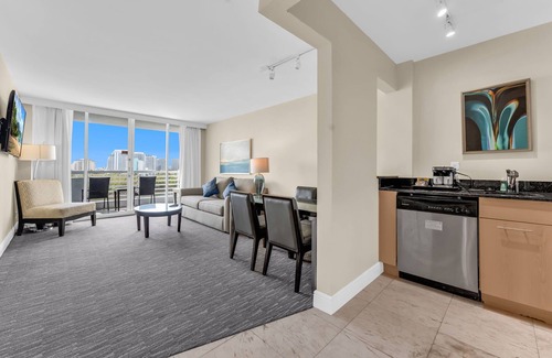 East Fort Lauderdale Condo | Cozy Resort Condo w/Amazing Intracoastal Views - 10 minute Walk to the Beach!