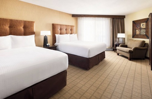 Crested Butte Hotel | Cozy Retreat: Standard Double Queen with Balconies & Pool - Elevation Hotel