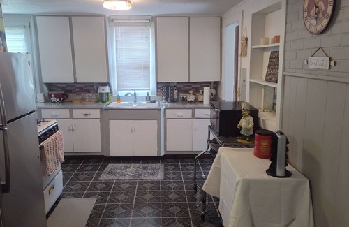 Cedar Rapids House | Cozy Retreat 1-bedroom house in lovely Cedar Rapids with WiFi, AC