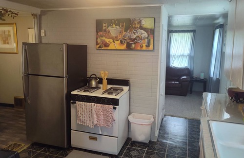Cedar Rapids House | Cozy Retreat 1-bedroom house in lovely Cedar Rapids with WiFi, AC