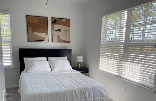 Orange Park Bed & Breakfast | Cozy Retreat, 5 Mins to NASJ, Free Toiletries