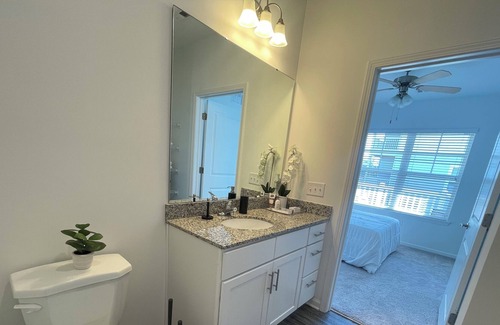 Orange Park Bed & Breakfast | Cozy Retreat, 5 Mins to NASJ, Free Toiletries