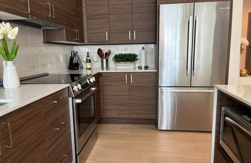 Totem Lake Apartment | Cozy retreat a few steps away from Pasta, Ice Cream, Shopping & Tons of Trails!