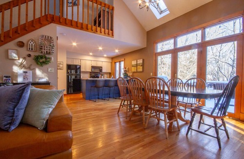 The Galena Territory House | Cozy Retreat at The Nest | Hot Tub | Fireplace🔥| Shuffleboard | Dog-Friendly 🐶