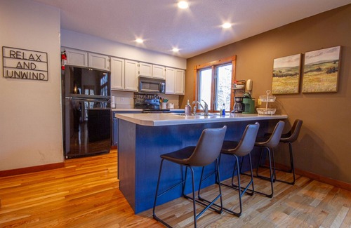 The Galena Territory House | Cozy Retreat at The Nest | Hot Tub | Fireplace🔥| Shuffleboard | Dog-Friendly 🐶