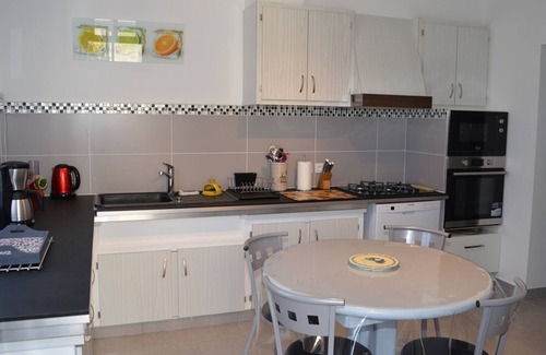 Saint-Avertin Cottage | Cozy Retreat Between City and Countryside with Garden, Near Tours Attractions