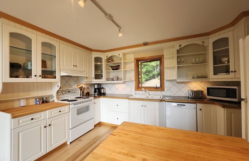 Taghum Ski Chalet | Cozy Retreat Chalet with Loft Bedroom & Fireplace – Near Nelson & Ski Hills