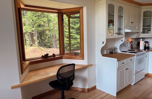 Taghum Ski Chalet | Cozy Retreat Chalet with Loft Bedroom & Fireplace – Near Nelson & Ski Hills
