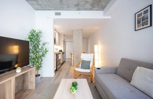 International District Apartment | Cozy retreat in Old Port Montreal