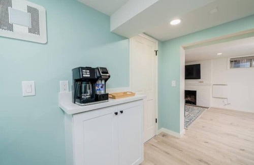Bryant House | Cozy Retreat near Children's Hospital & UW Medical Center at Montlakenn