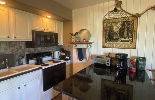 Century West Condo | Cozy retreat near downtown, amphitheater, short walk to Deschutes river, has AC!