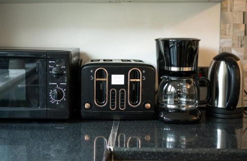 Feltham West Apartment | Cozy Retreat Near Heathrow Airport