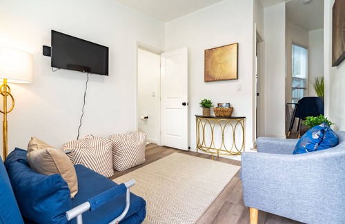 Somisspo Apartment | "Cozy Retreat; Near SoMa & Ferry Building"