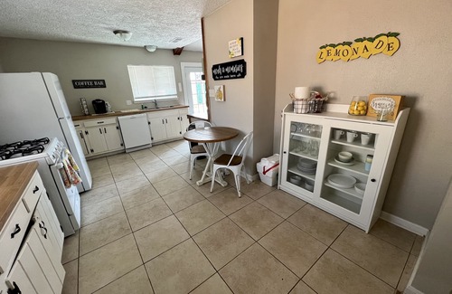 San Antonio House | Cozy Retreat New Hot Tub Lackland SeaWorld SixFlags Riverwalk