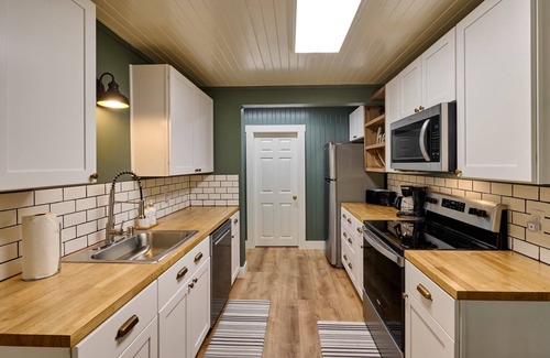 Rhododendron Cabin | Cozy retreat, newly renovated with loft, hot tub, creek access, pet friendly