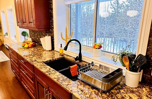 Greater Napanee House | Cozy Retreat On The Eastside Estate (10 Guest)