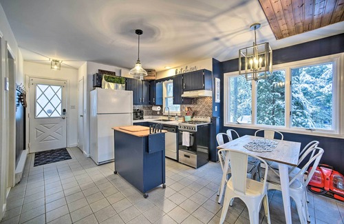 Athens House | Cozy Retreat w/Hot Tub, on Sleepy Hollow Lake!