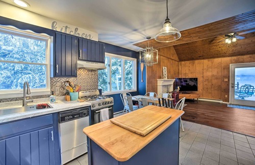 Athens House | Cozy Retreat w/Hot Tub, on Sleepy Hollow Lake!