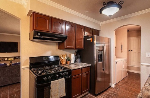 Biggs Field House | Cozy Retreat w/King Bed, Backyard & Private Patio